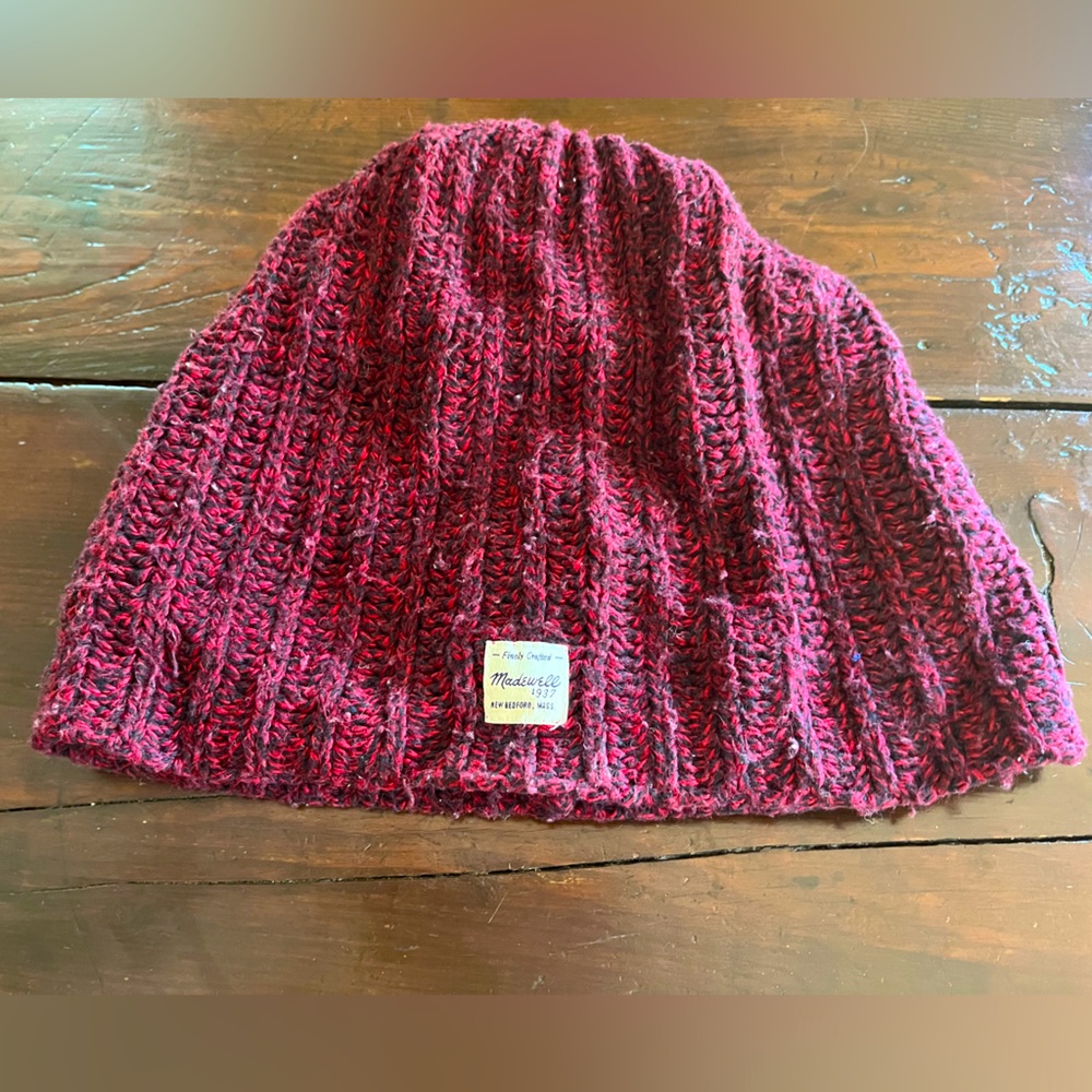 Madewell burgundy slouchy knit beanie, gently worn. Some fuzzies/ signs of wear